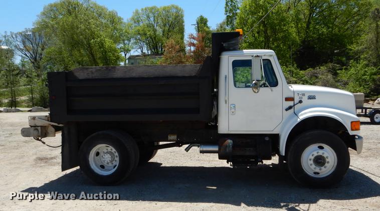 image for item DE8348 2002 International 4700 dump truck