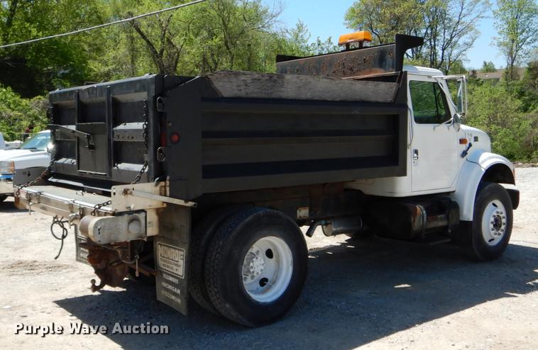 image for item DE8348 2002 International 4700 dump truck