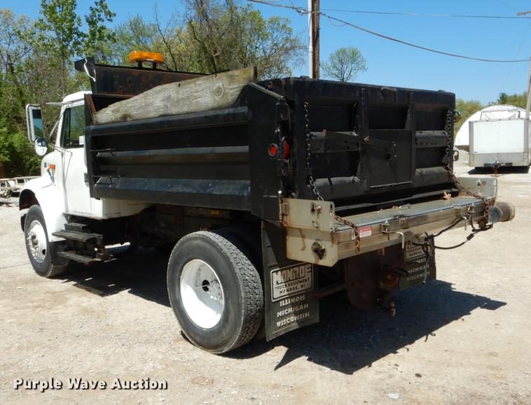 image for item DE8348 2002 International 4700 dump truck