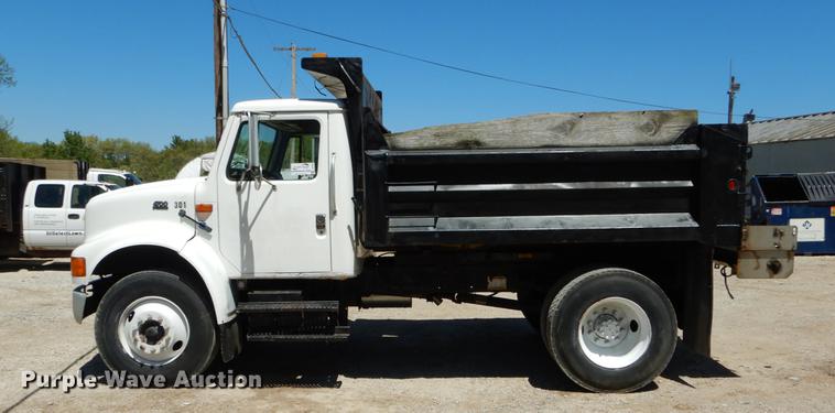 image for item DE8348 2002 International 4700 dump truck
