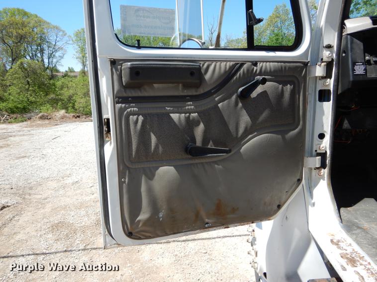 image for item DE8348 2002 International 4700 dump truck