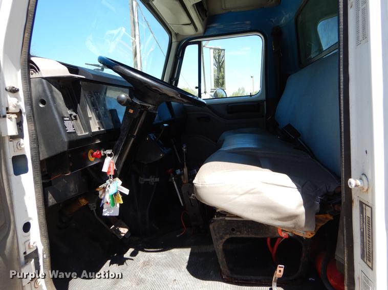 image for item DE8348 2002 International 4700 dump truck