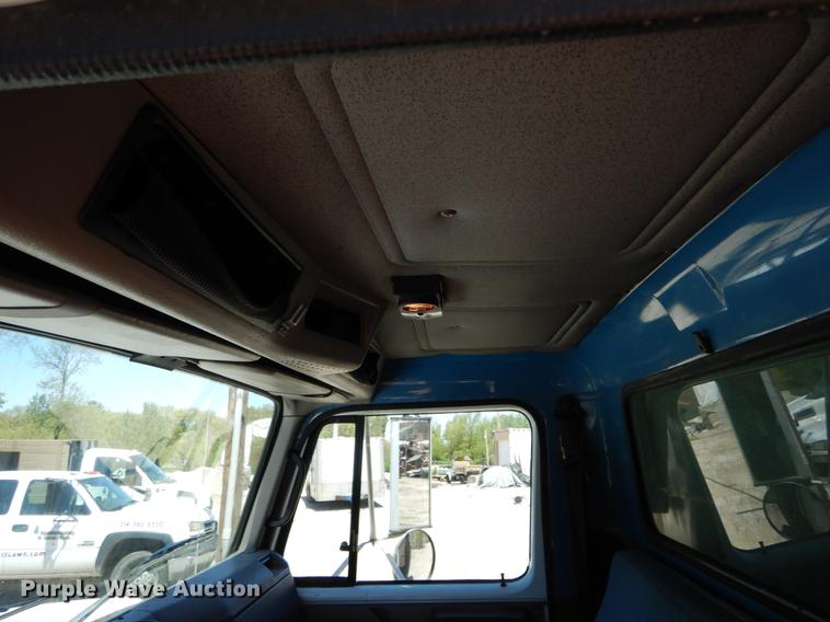 image for item DE8348 2002 International 4700 dump truck