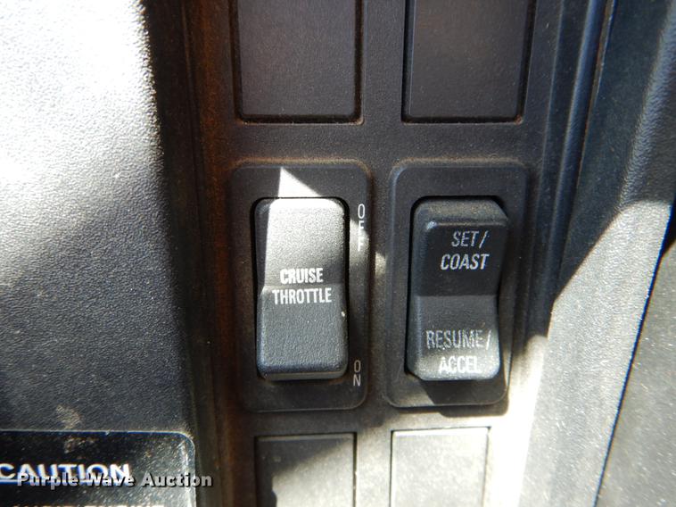 image for item DE8348 2002 International 4700 dump truck