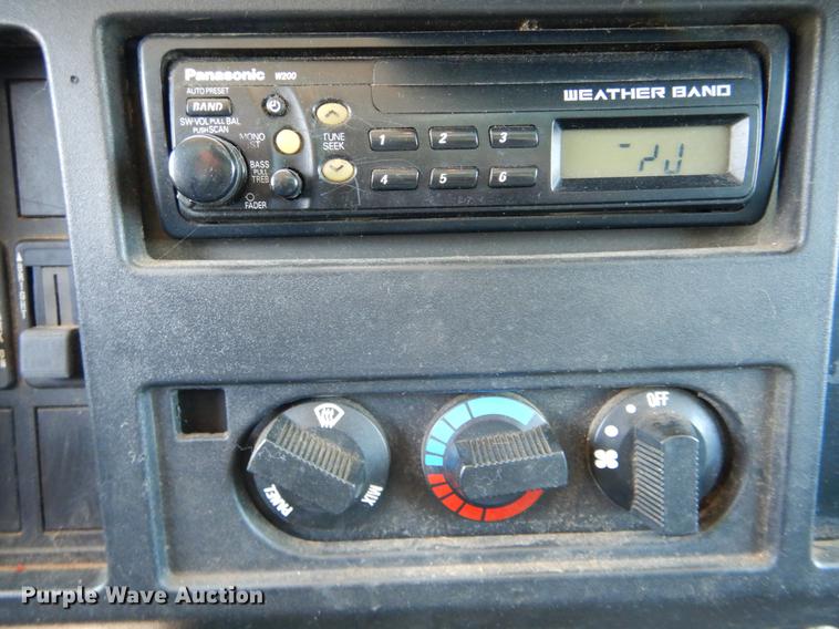 image for item DE8348 2002 International 4700 dump truck