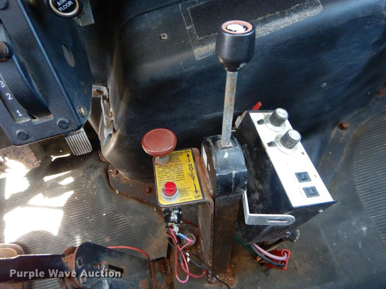 image for item DE8348 2002 International 4700 dump truck