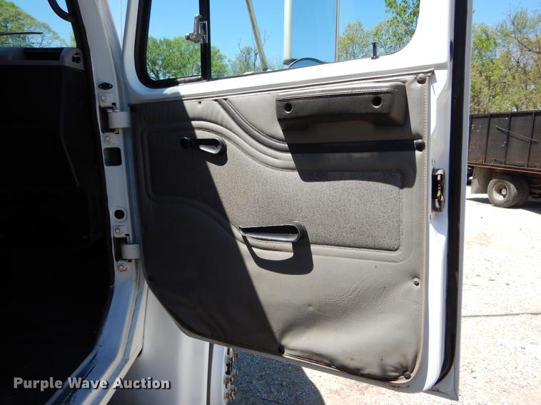 image for item DE8348 2002 International 4700 dump truck