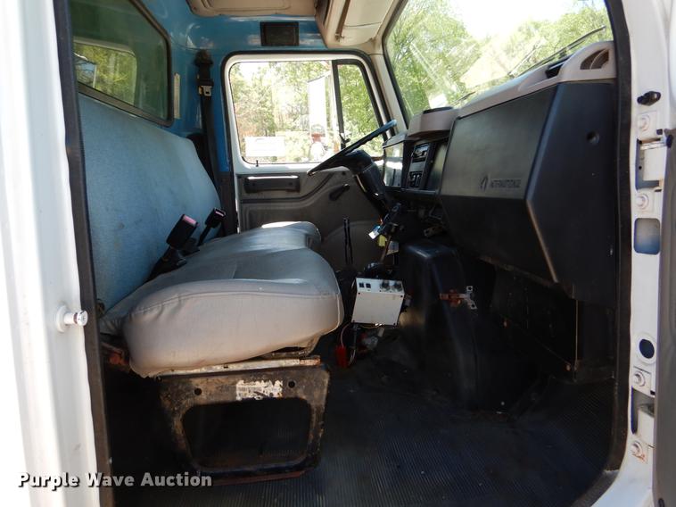 image for item DE8348 2002 International 4700 dump truck