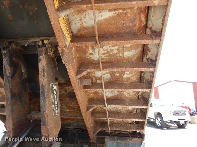 image for item DE8348 2002 International 4700 dump truck