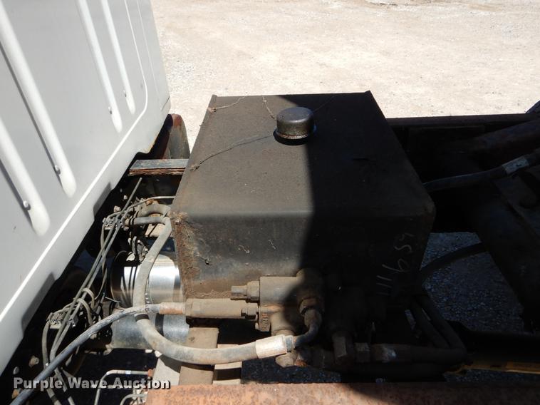 image for item DE8348 2002 International 4700 dump truck