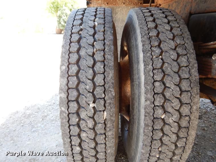 image for item DE8348 2002 International 4700 dump truck