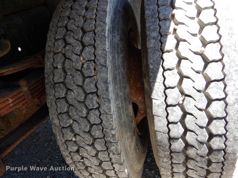 image for item DE8348 2002 International 4700 dump truck