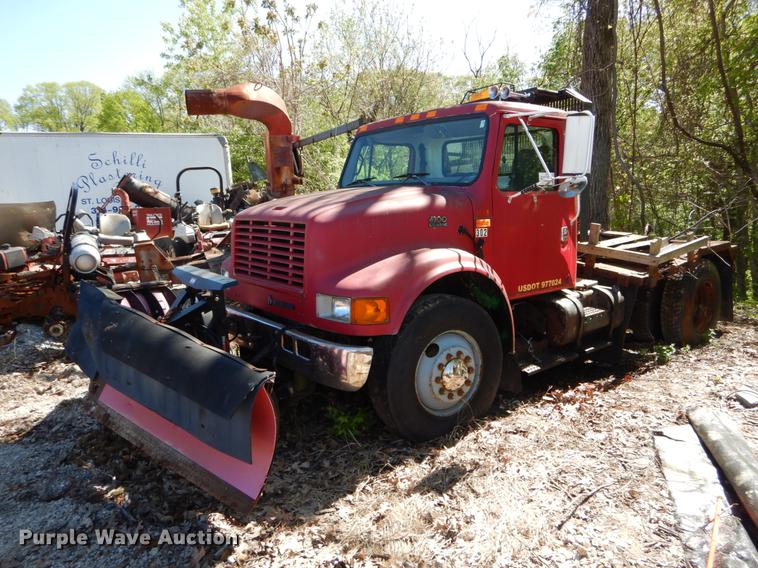 image for item DE8353 2001 International 4900 truck cab and chassis