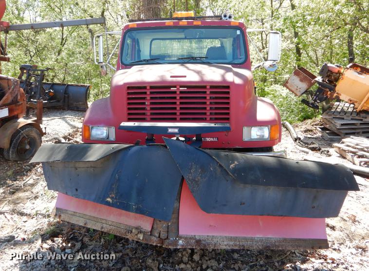 image for item DE8353 2001 International 4900 truck cab and chassis