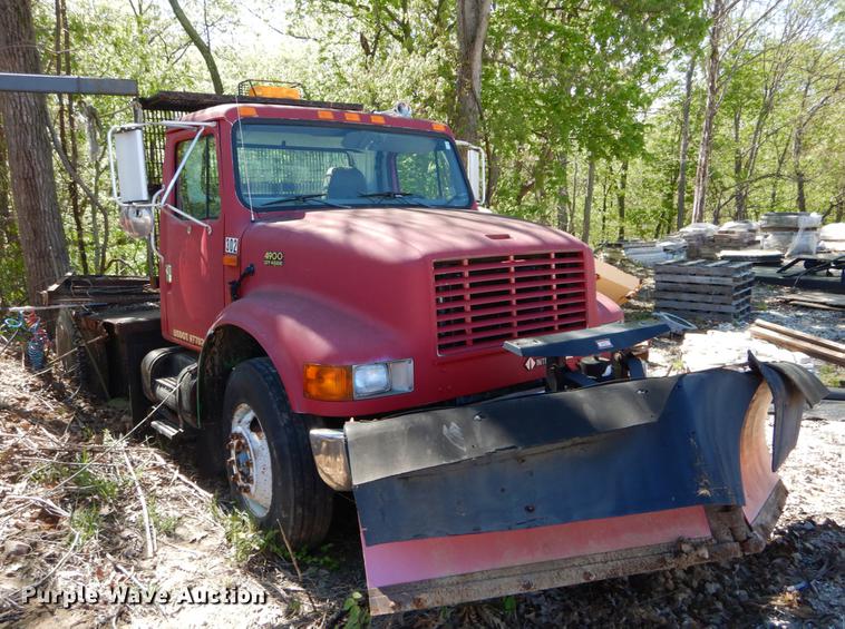 image for item DE8353 2001 International 4900 truck cab and chassis