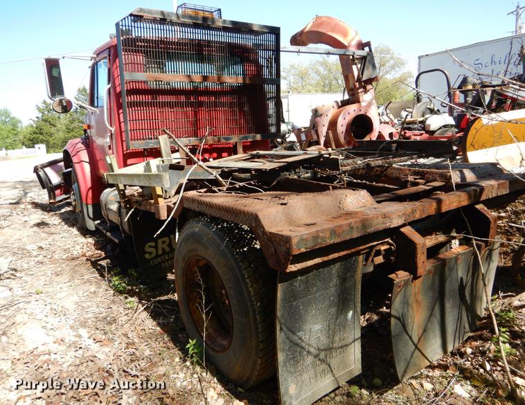 image for item DE8353 2001 International 4900 truck cab and chassis