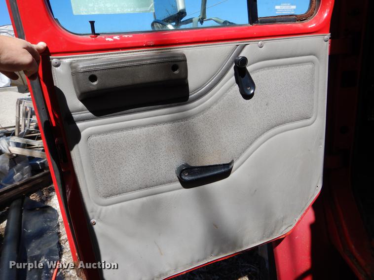 image for item DE8353 2001 International 4900 truck cab and chassis