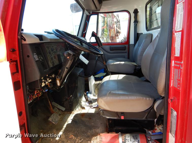 image for item DE8353 2001 International 4900 truck cab and chassis