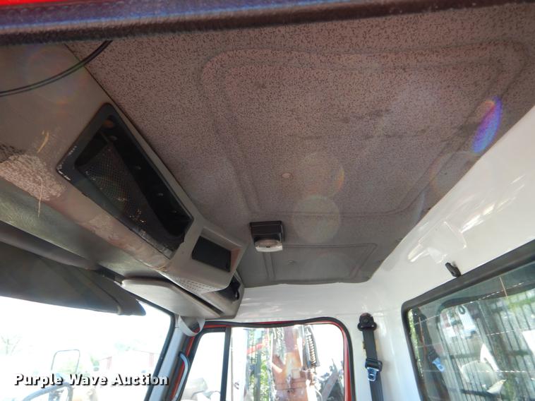 image for item DE8353 2001 International 4900 truck cab and chassis