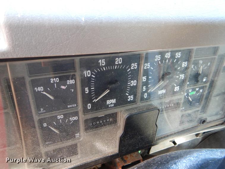 image for item DE8353 2001 International 4900 truck cab and chassis