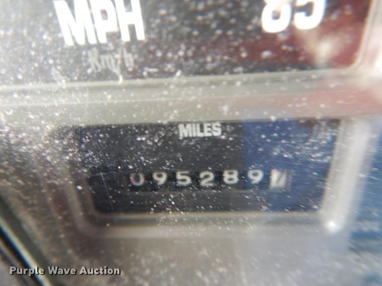 image for item DE8353 2001 International 4900 truck cab and chassis