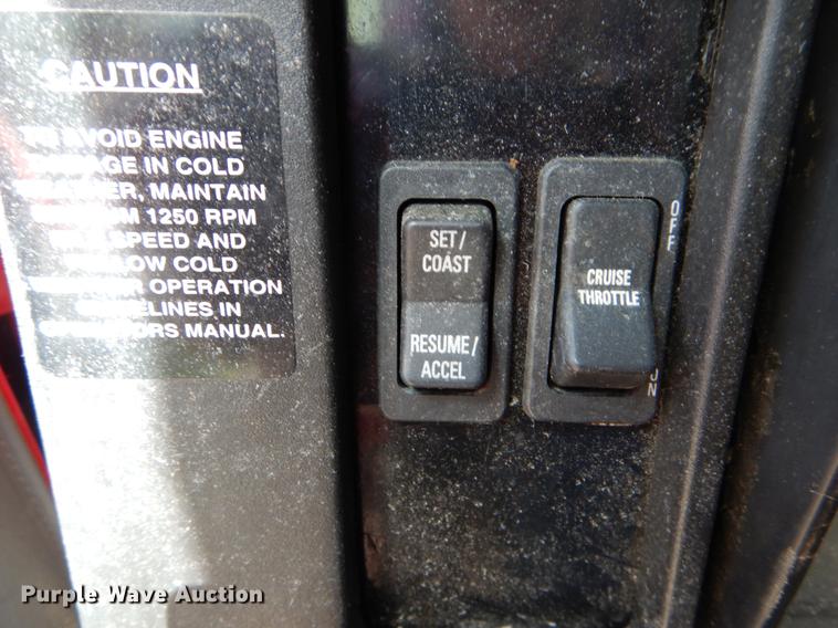 image for item DE8353 2001 International 4900 truck cab and chassis