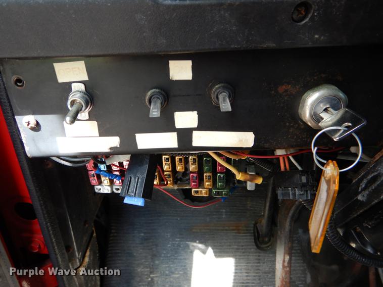 image for item DE8353 2001 International 4900 truck cab and chassis