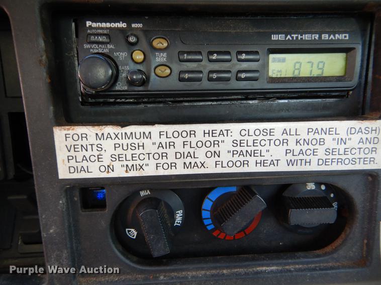 image for item DE8353 2001 International 4900 truck cab and chassis