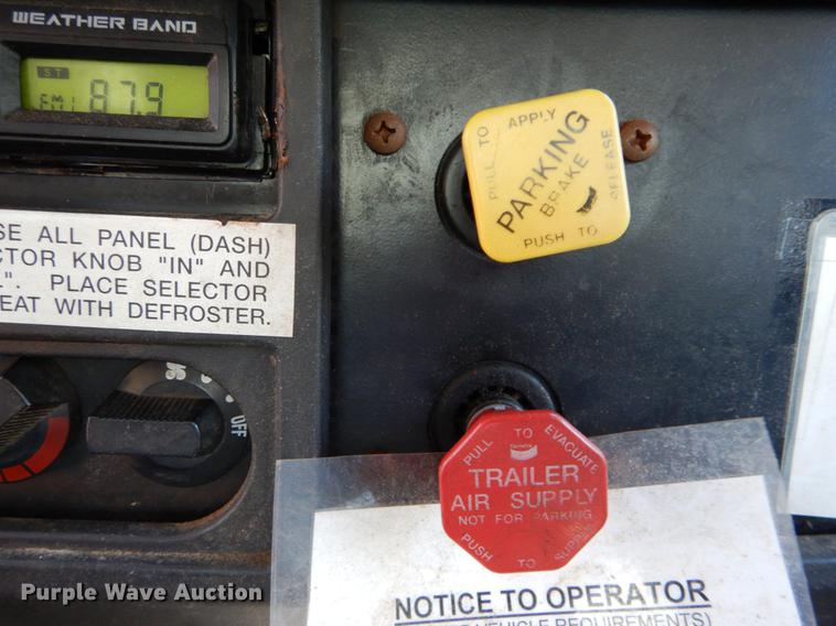 image for item DE8353 2001 International 4900 truck cab and chassis