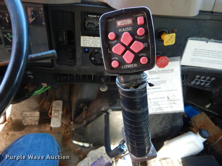 image for item DE8353 2001 International 4900 truck cab and chassis