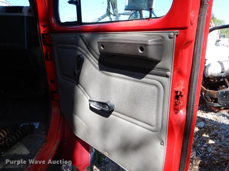 image for item DE8353 2001 International 4900 truck cab and chassis