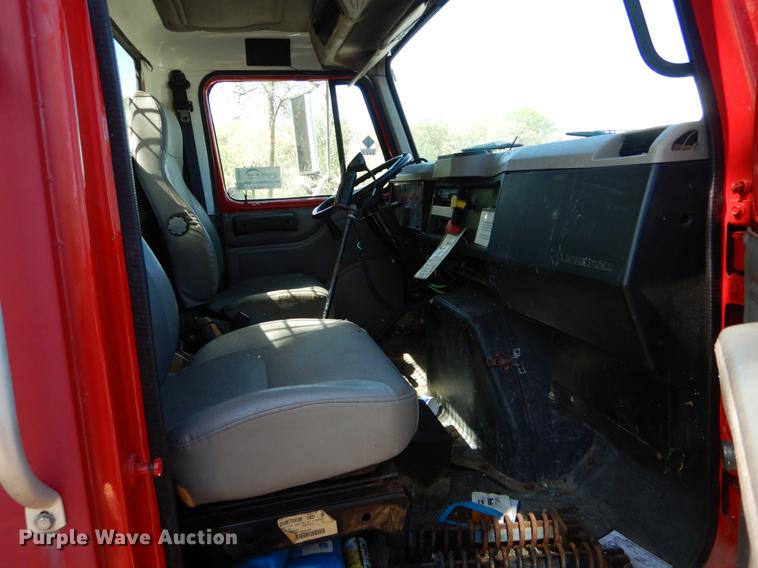 image for item DE8353 2001 International 4900 truck cab and chassis