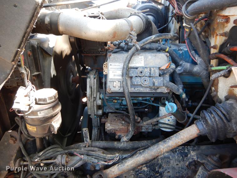 image for item DE8353 2001 International 4900 truck cab and chassis