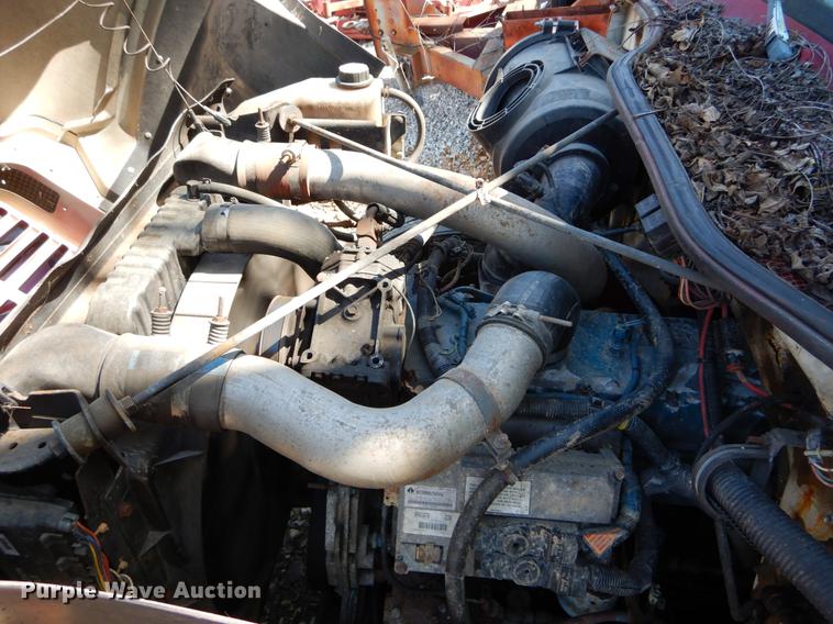 image for item DE8353 2001 International 4900 truck cab and chassis