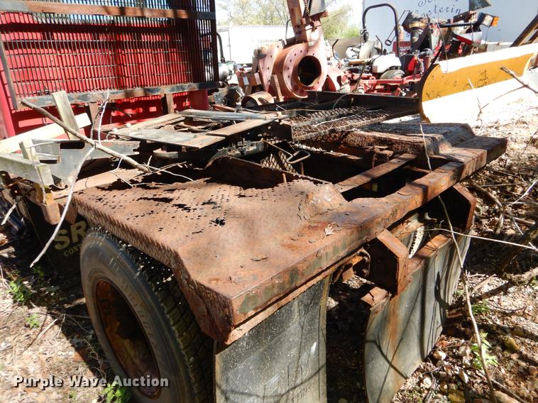 image for item DE8353 2001 International 4900 truck cab and chassis