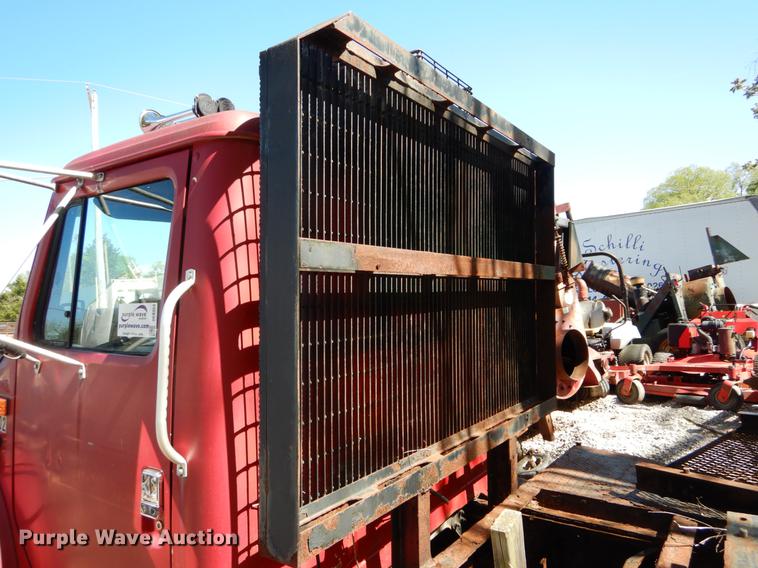 image for item DE8353 2001 International 4900 truck cab and chassis