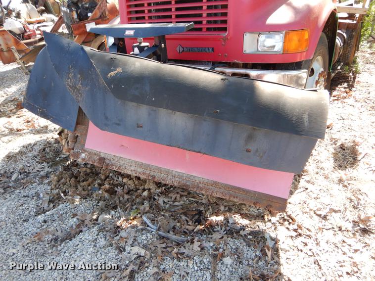 image for item DE8353 2001 International 4900 truck cab and chassis