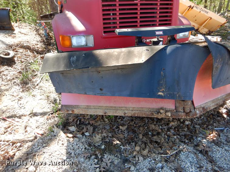 image for item DE8353 2001 International 4900 truck cab and chassis