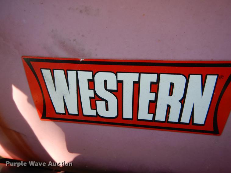 image for item DE8353 2001 International 4900 truck cab and chassis