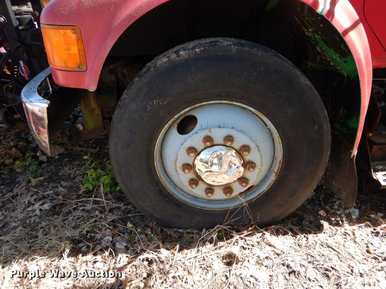 image for item DE8353 2001 International 4900 truck cab and chassis