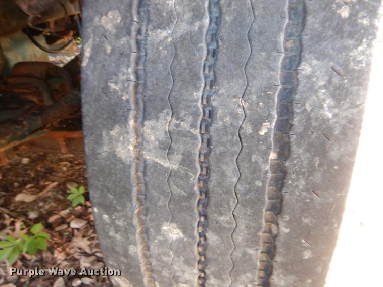 image for item DE8353 2001 International 4900 truck cab and chassis