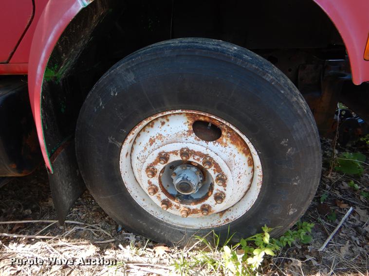 image for item DE8353 2001 International 4900 truck cab and chassis