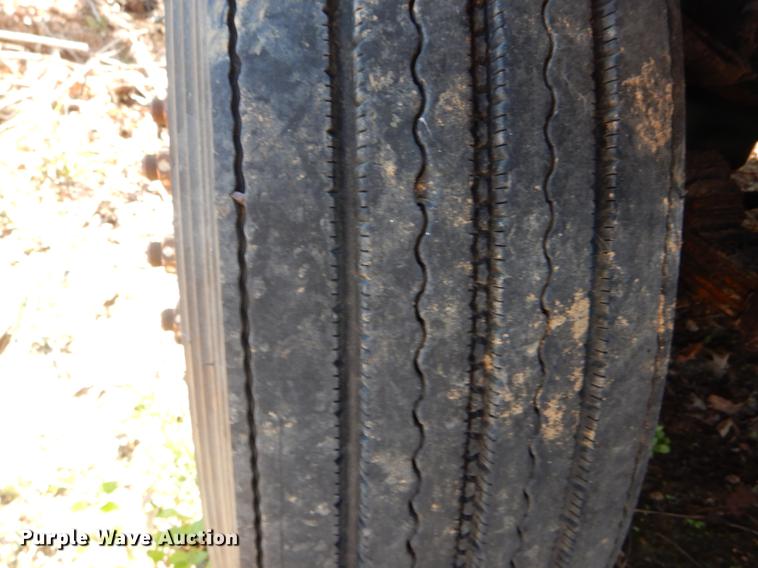 image for item DE8353 2001 International 4900 truck cab and chassis