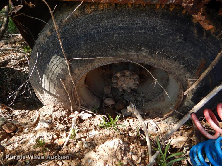 image for item DE8353 2001 International 4900 truck cab and chassis