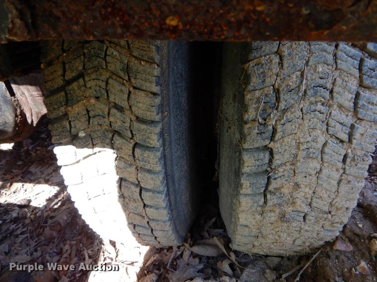 image for item DE8353 2001 International 4900 truck cab and chassis