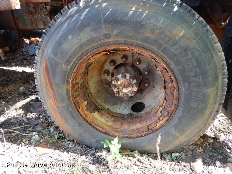 image for item DE8353 2001 International 4900 truck cab and chassis