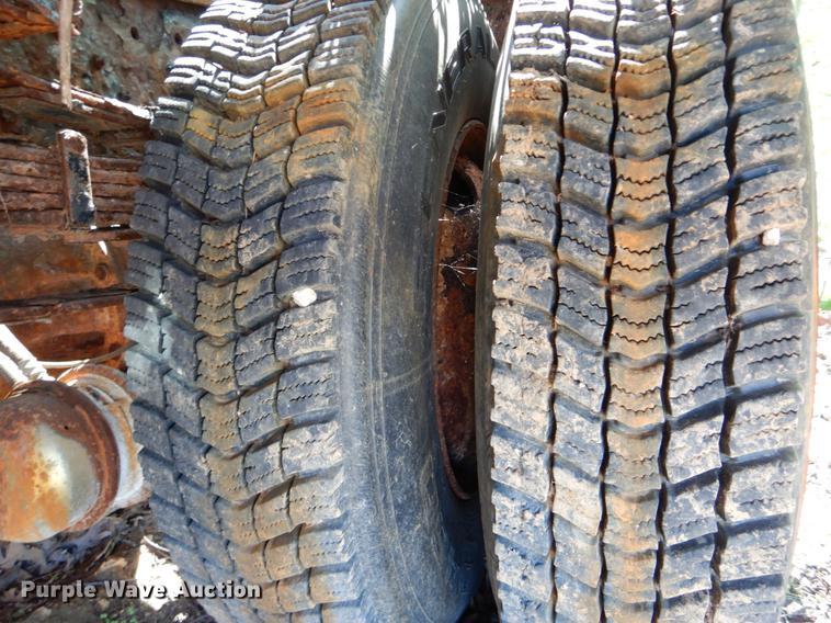 image for item DE8353 2001 International 4900 truck cab and chassis