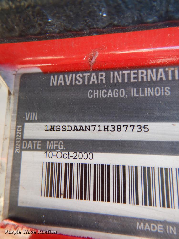 image for item DE8353 2001 International 4900 truck cab and chassis