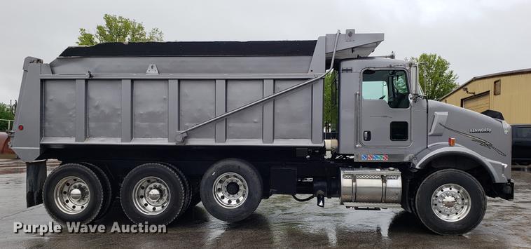 image for item DF3483 2005 Kenworth T800 dump truck