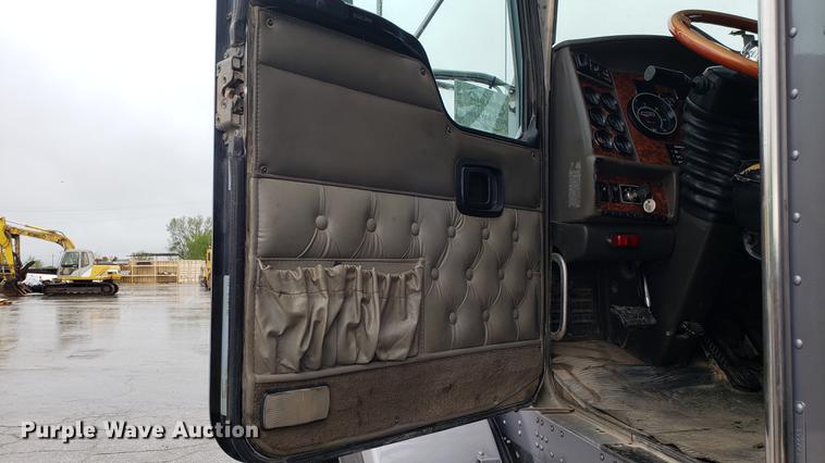 image for item DF3483 2005 Kenworth T800 dump truck